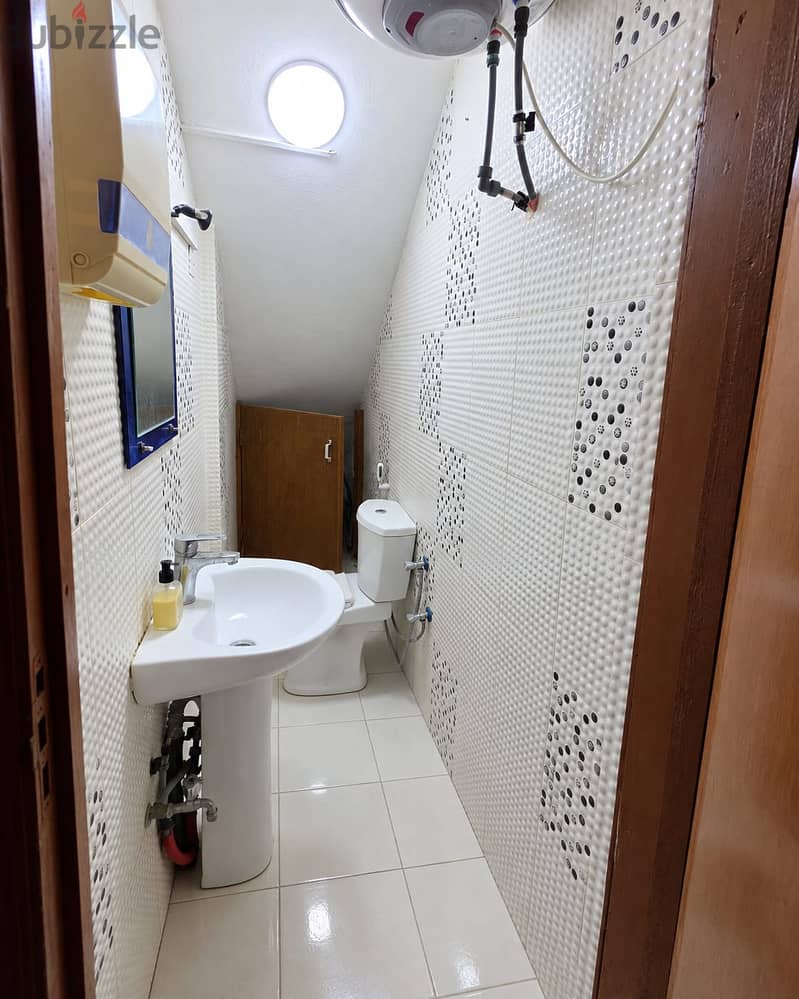 Big Shop for Rent in Manama Souq محل كبير للإيجار في قلب سوق المنامة 2