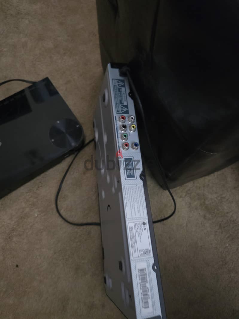 Philips Home Theater System (DVD) + 2 stand alone 4