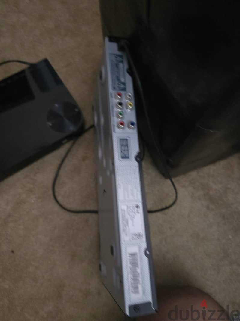 Philips Home Theater System (DVD) + 2 stand alone 6