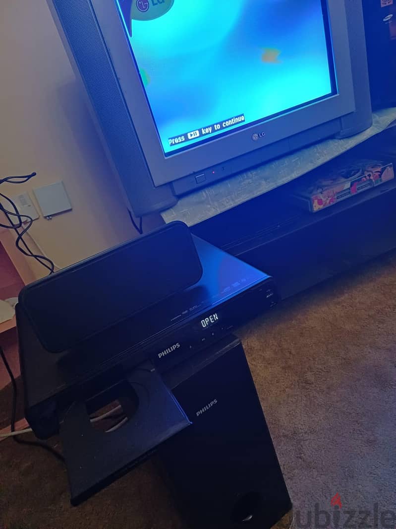 Philips Home Theater System (DVD) + 2 stand alone 8