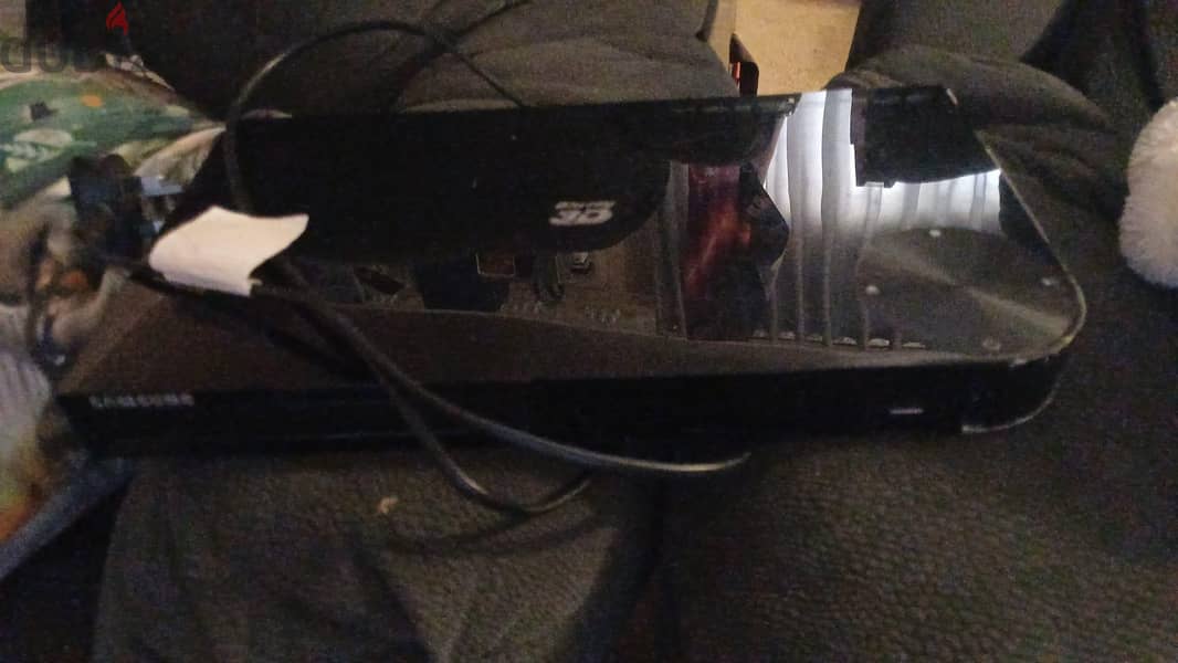 Philips Home Theater System (DVD) + 2 stand alone 9
