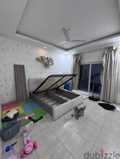 Hydraulic Queen Size Bed from Home Box