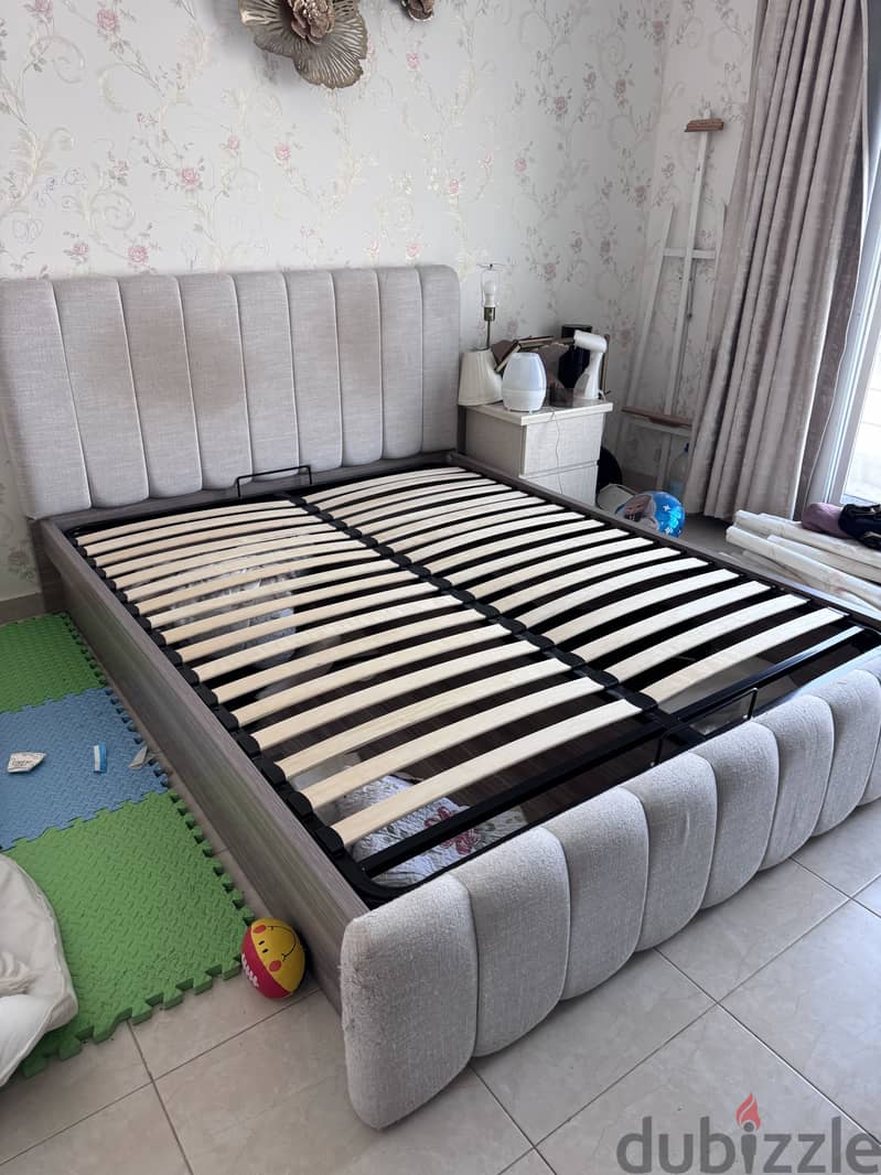 Hydraulic Queen Size Bed from Home Box 1