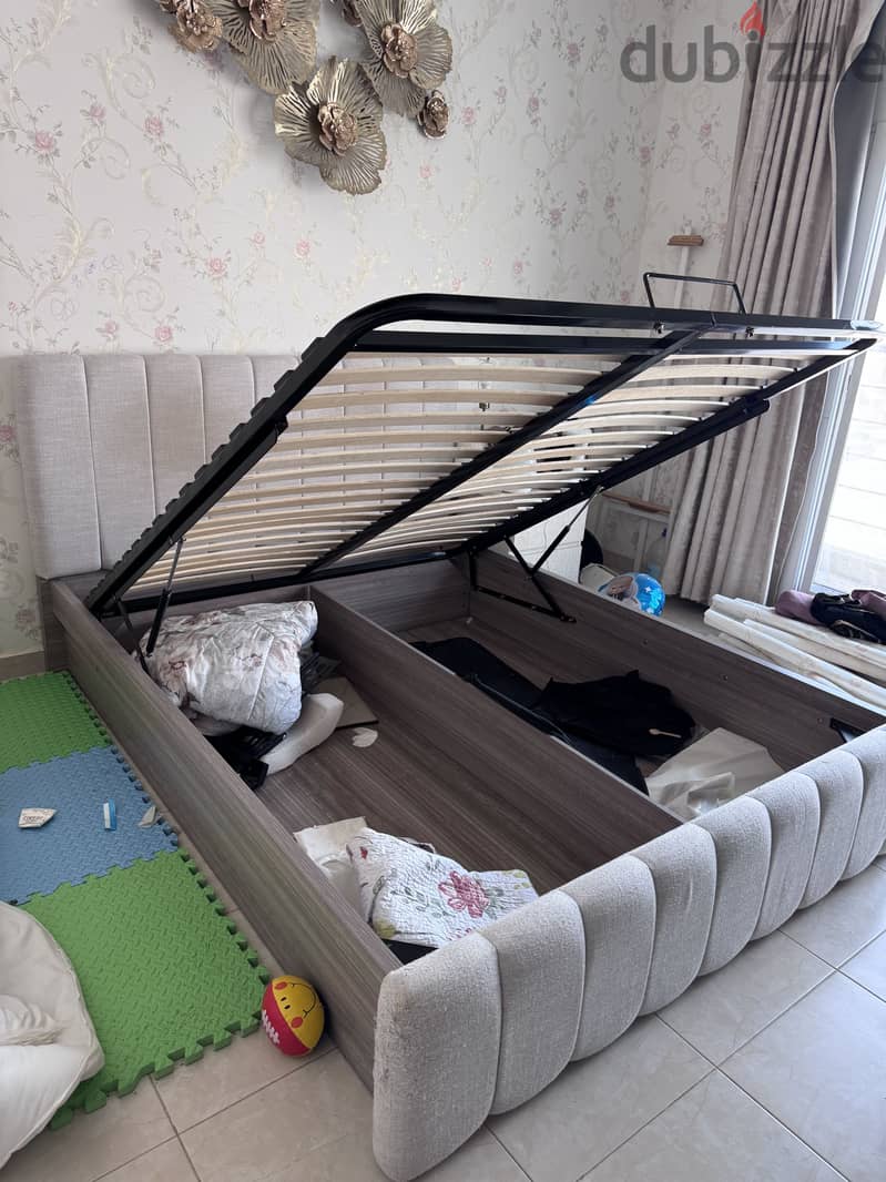 Hydraulic Queen Size Bed from Home Box 2