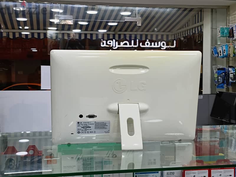 LG 19 Inch Monitor HD Beautiful And Compact 13 BD Only 3