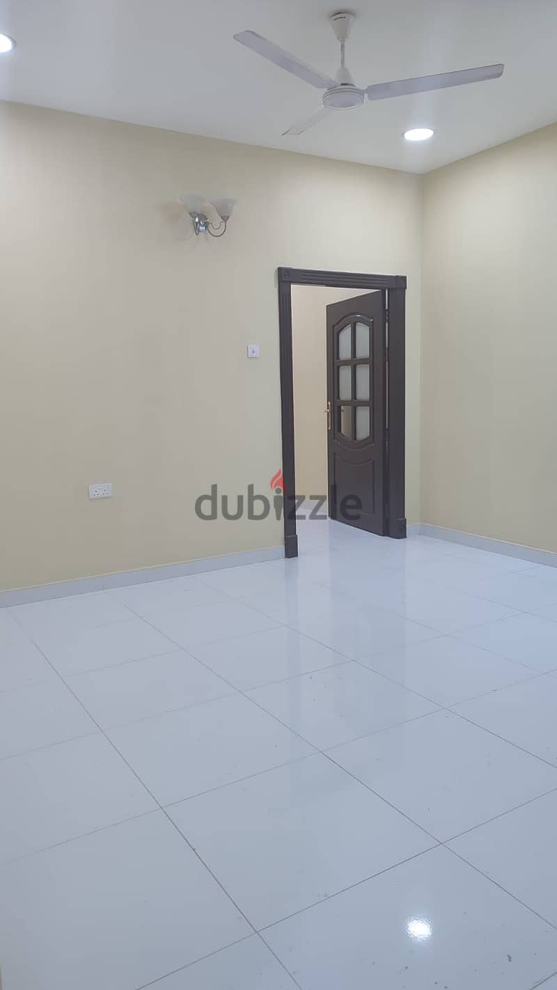 للايجار استديو نظيف مع المكيف (شامل الكهرباء والماء)بدون لمت في المقشع 1