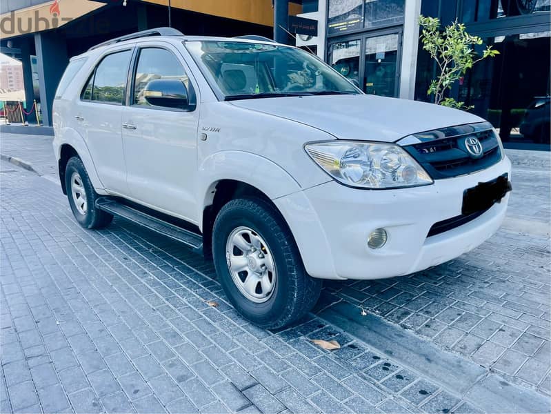 Toyota fortuner 2007 model . 4