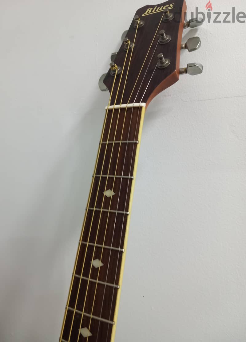 Ovation Style Semi-Acoustic Guitar 4
