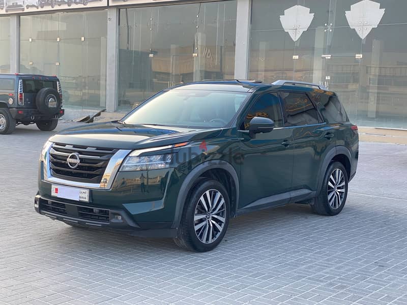Nissan Pathfinder 2022 Grey 1