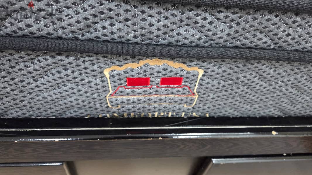 New king size mattress in excellent condition 2