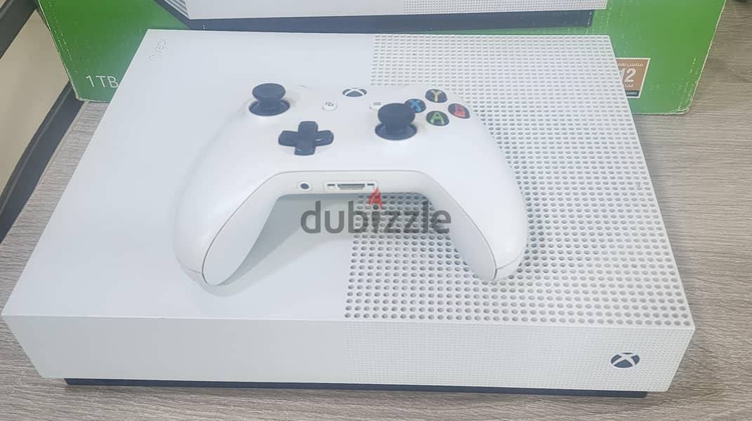 Xbox one S Digital and Nintendo Switch Lite 2