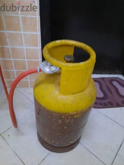 Gas cylinder with gas