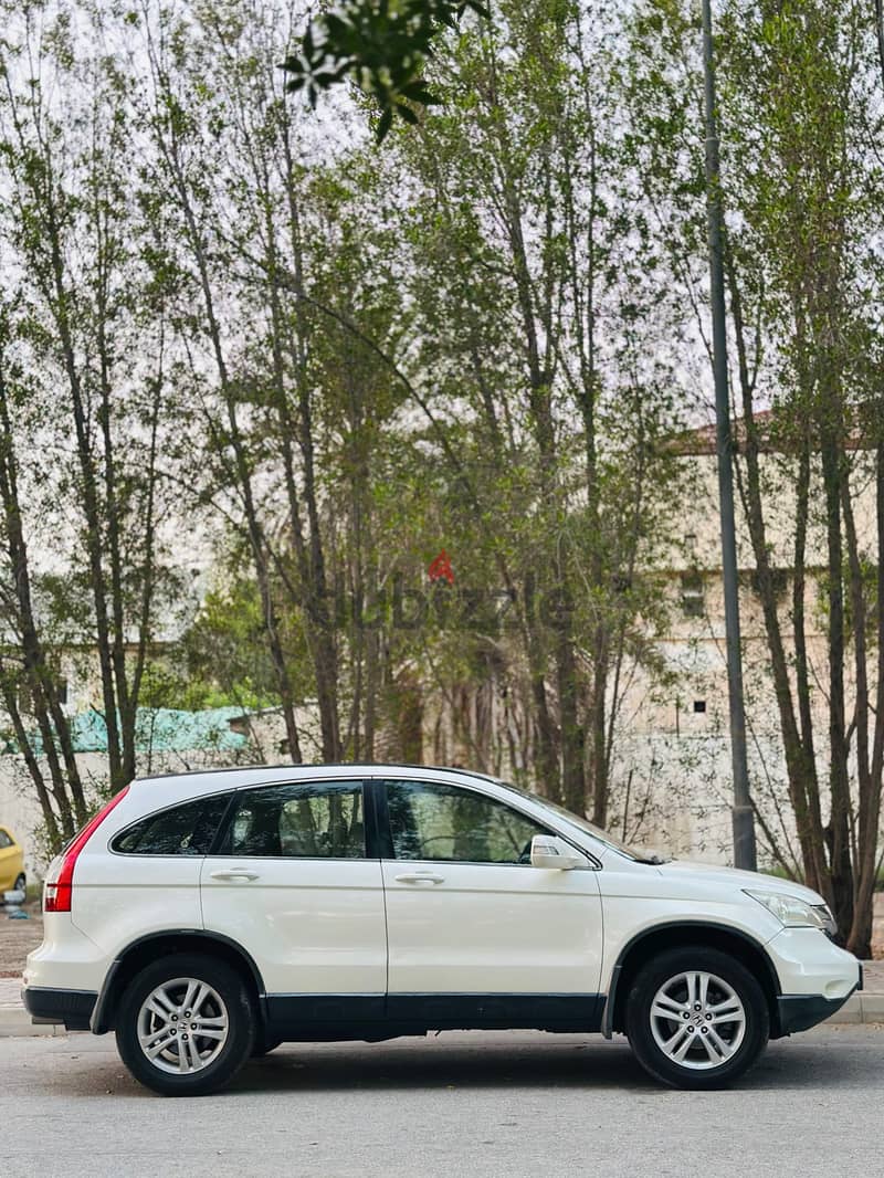 Honda CR-V 2011 model very clean vehicle 90 % painting orginal low 2