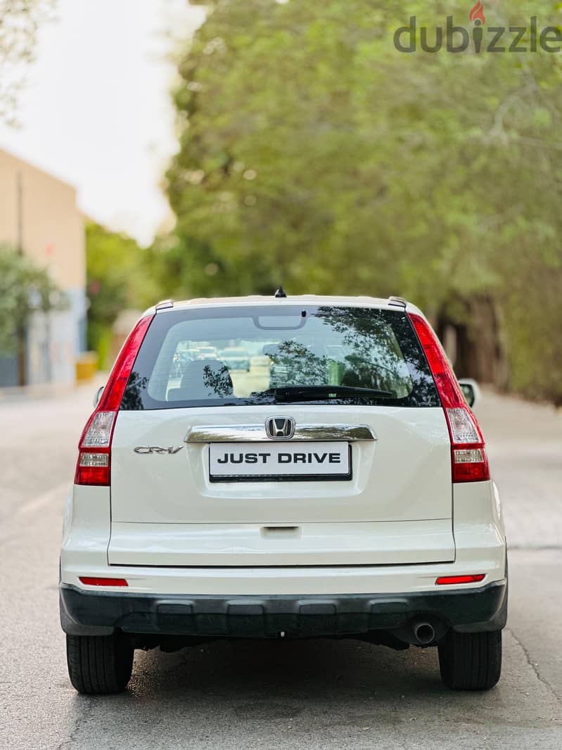 Honda CR-V 2011 model very clean vehicle 90 % painting orginal low 3