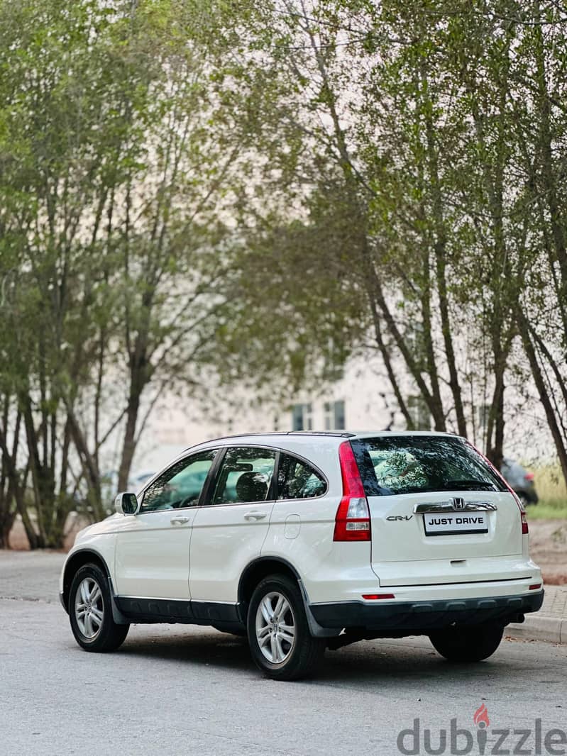 Honda CR-V 2011 model very clean vehicle 90 % painting orginal low 4