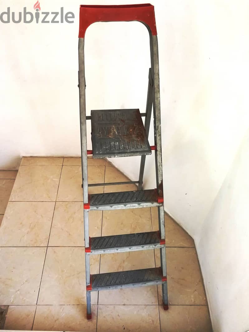 سلم حديد 4 درجات شبه جديد IRON LADDER , 4 STEPS 1
