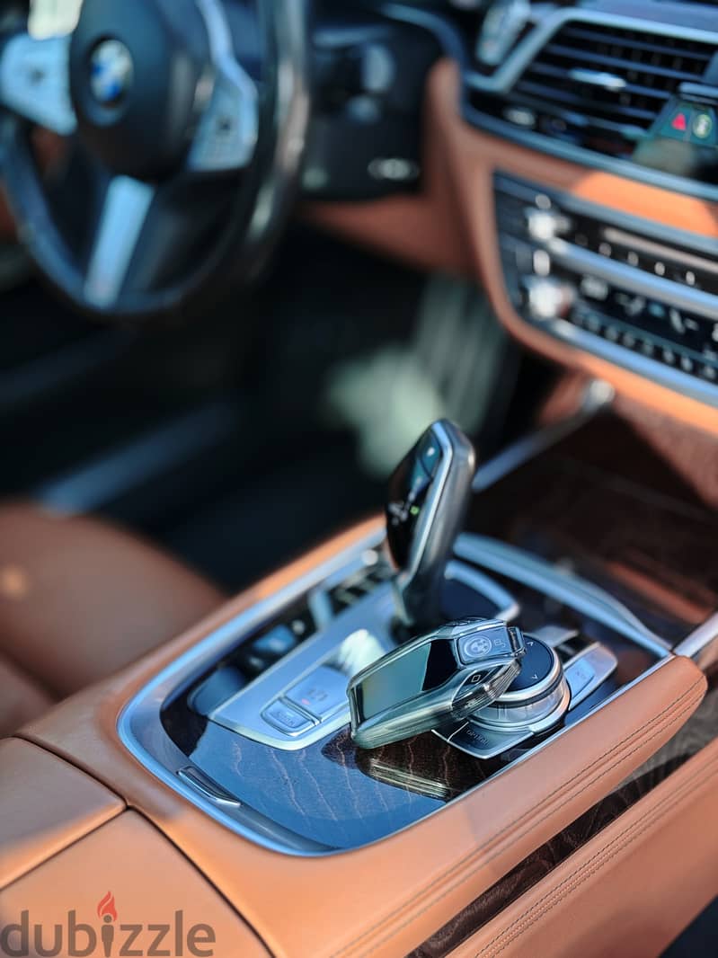 BMW 7-Series 2022 730Li 12