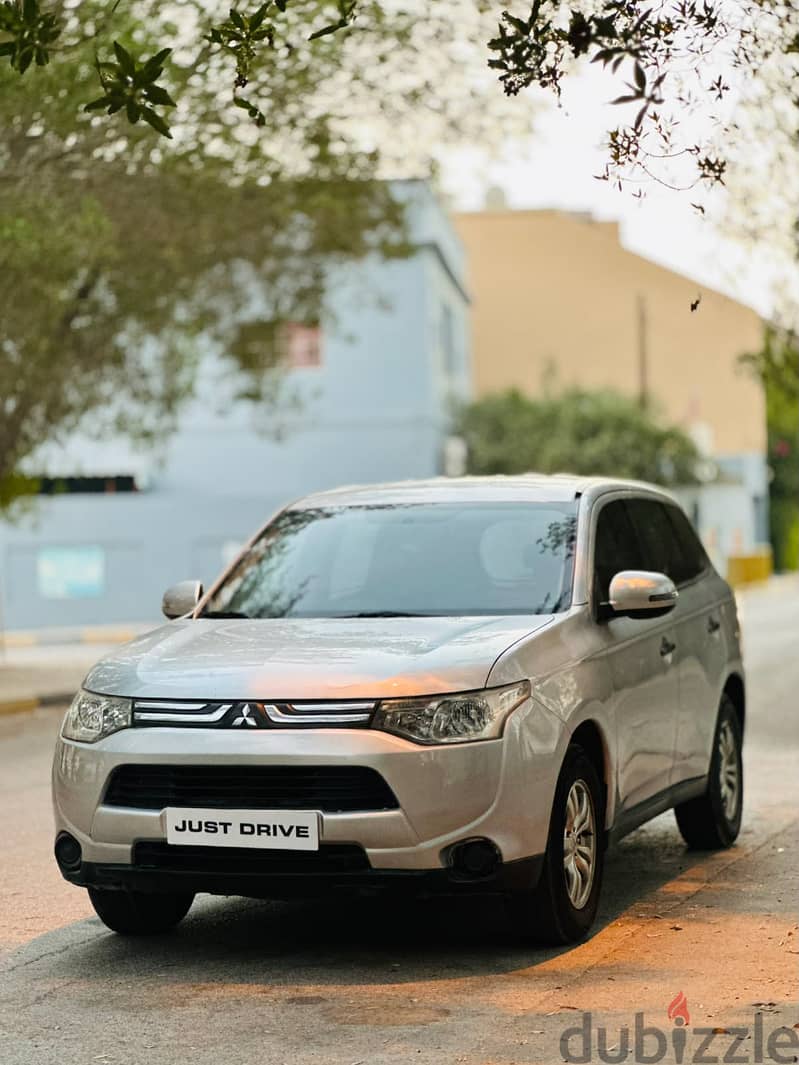 MITSUBISHI OUTLANDER 2014 MODEL WELL MAINTAINED SUV 5
