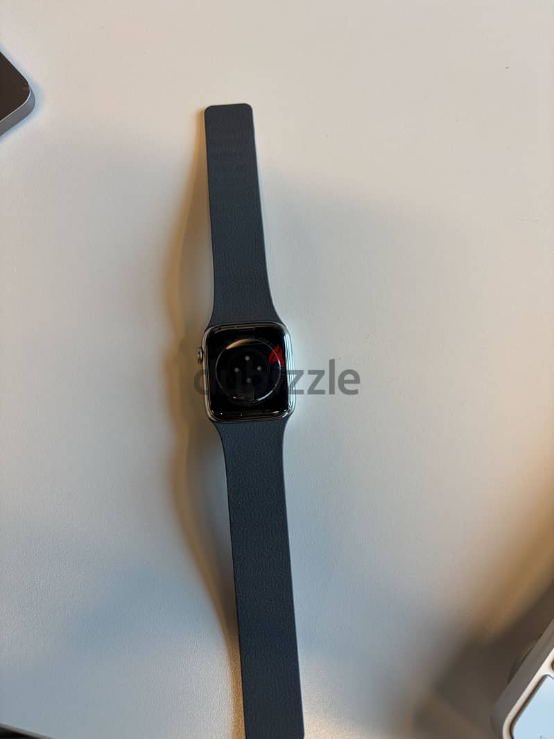 Apple Watch Series 8 45mm GPS + LTE Stainless Steel 1