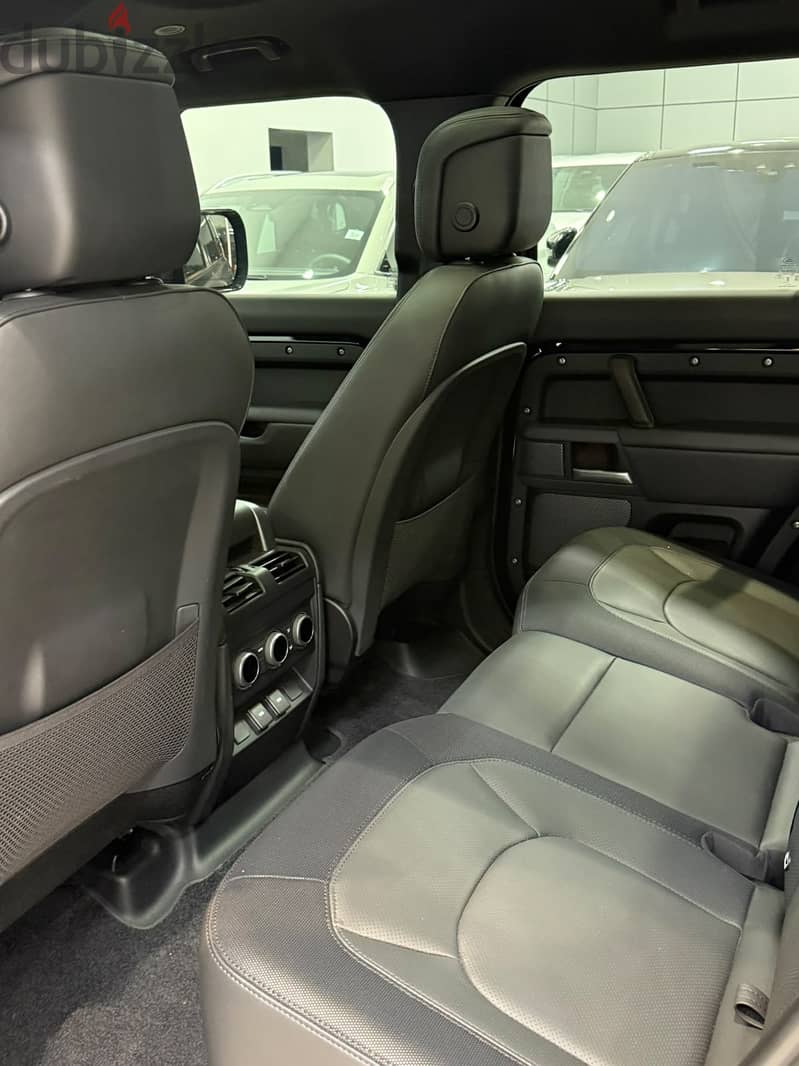 Land Rover Defender 2024 Black 5