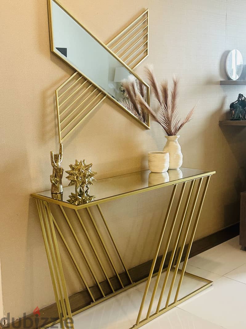 Decorative bras Console 1