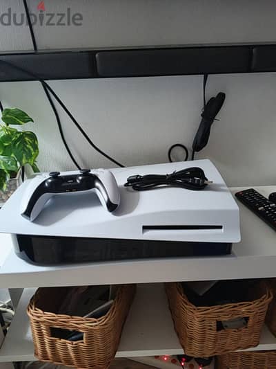 للبيع ps5 cd edition جهاز نظيف بحالة ممتاز كنترول جديد