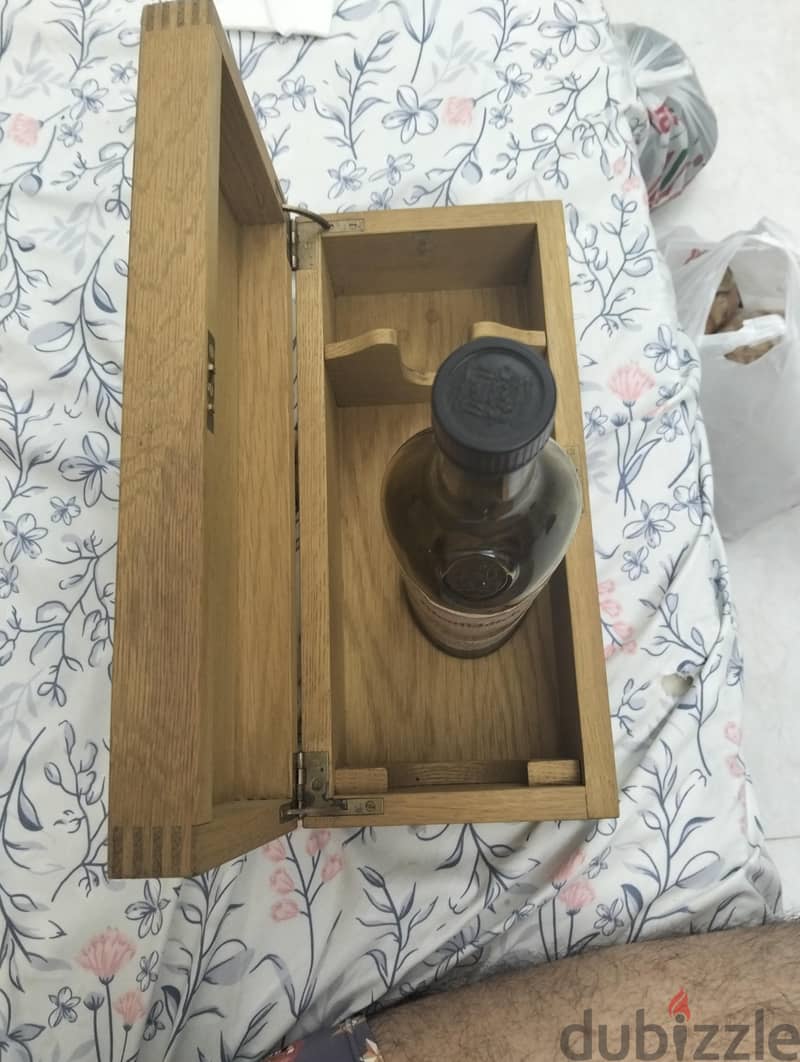 Ultra-Rare Glenfiddich 40 Year Old Empty Bottle & Wooden Box Set 4