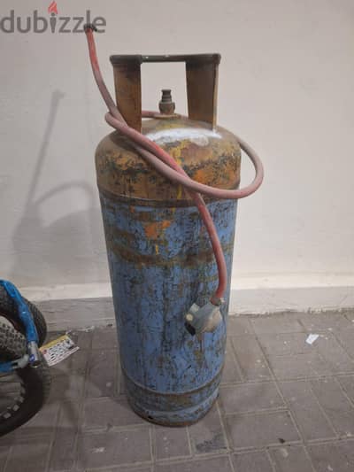 Gas cylinder with regularator