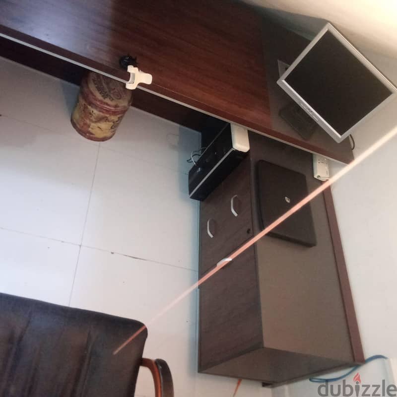 Long L-shape office Desk with chair 3