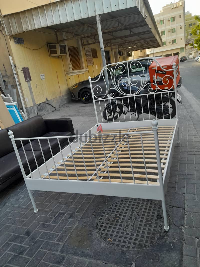 Queen size bed 1