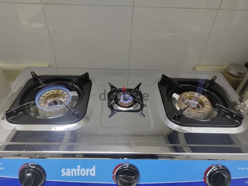 Cooking stove ( 3 burner) with medium sized bahrain gas cylinder. 1