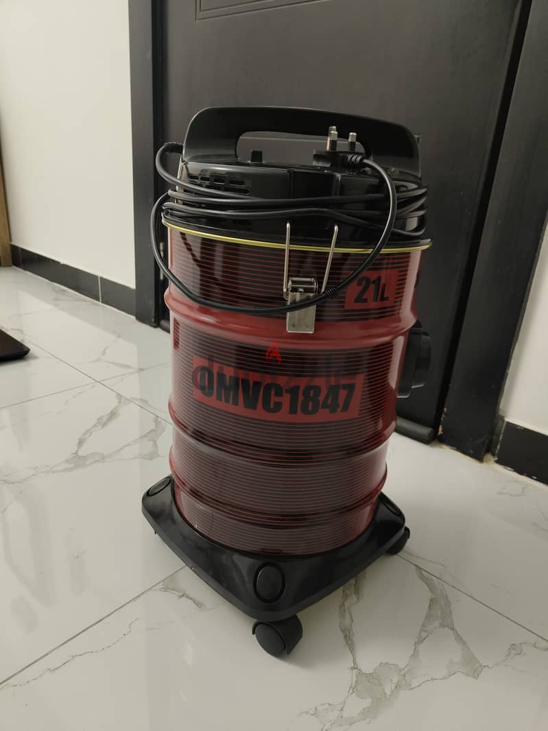Olsenmark 2400w, 21l vaccum cleaner under warranty. 1