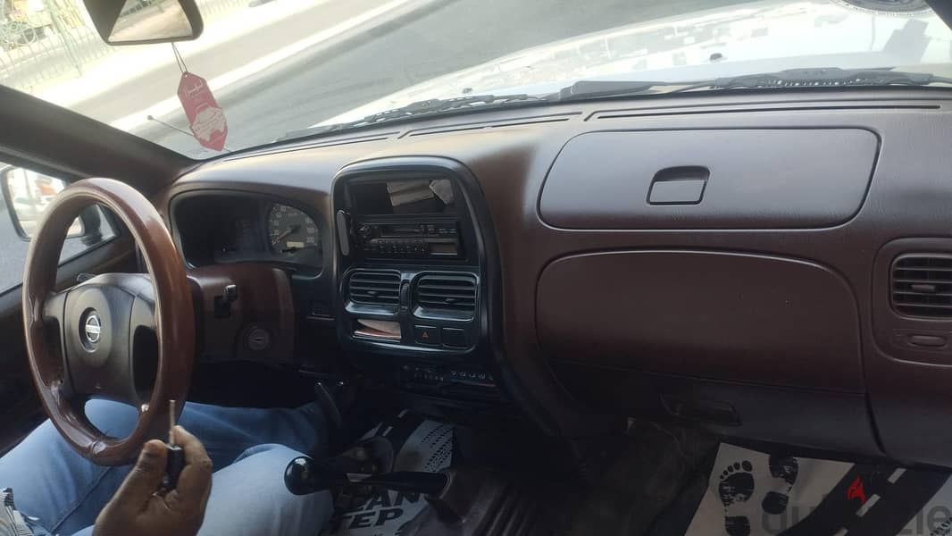 Nissan Pickup 2011 4