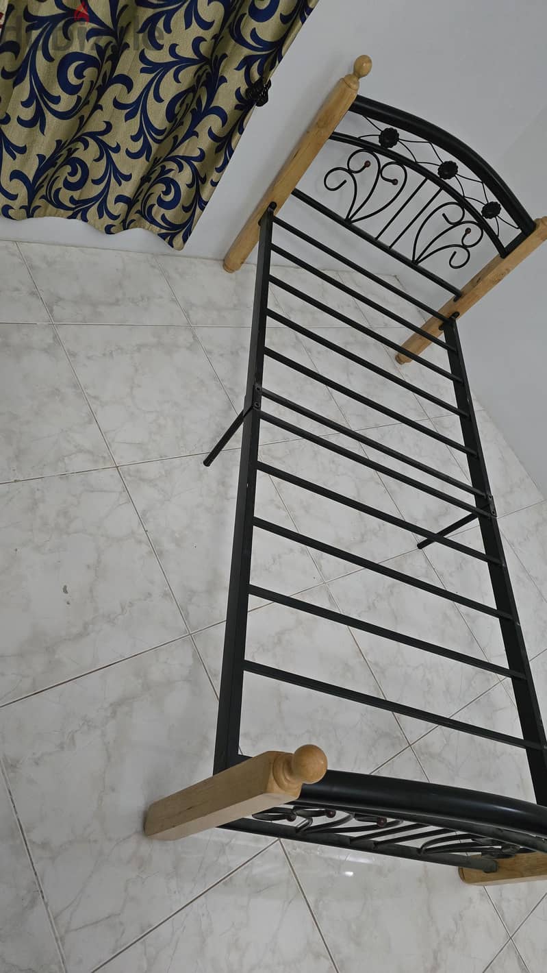 Single cot in very good condition 1