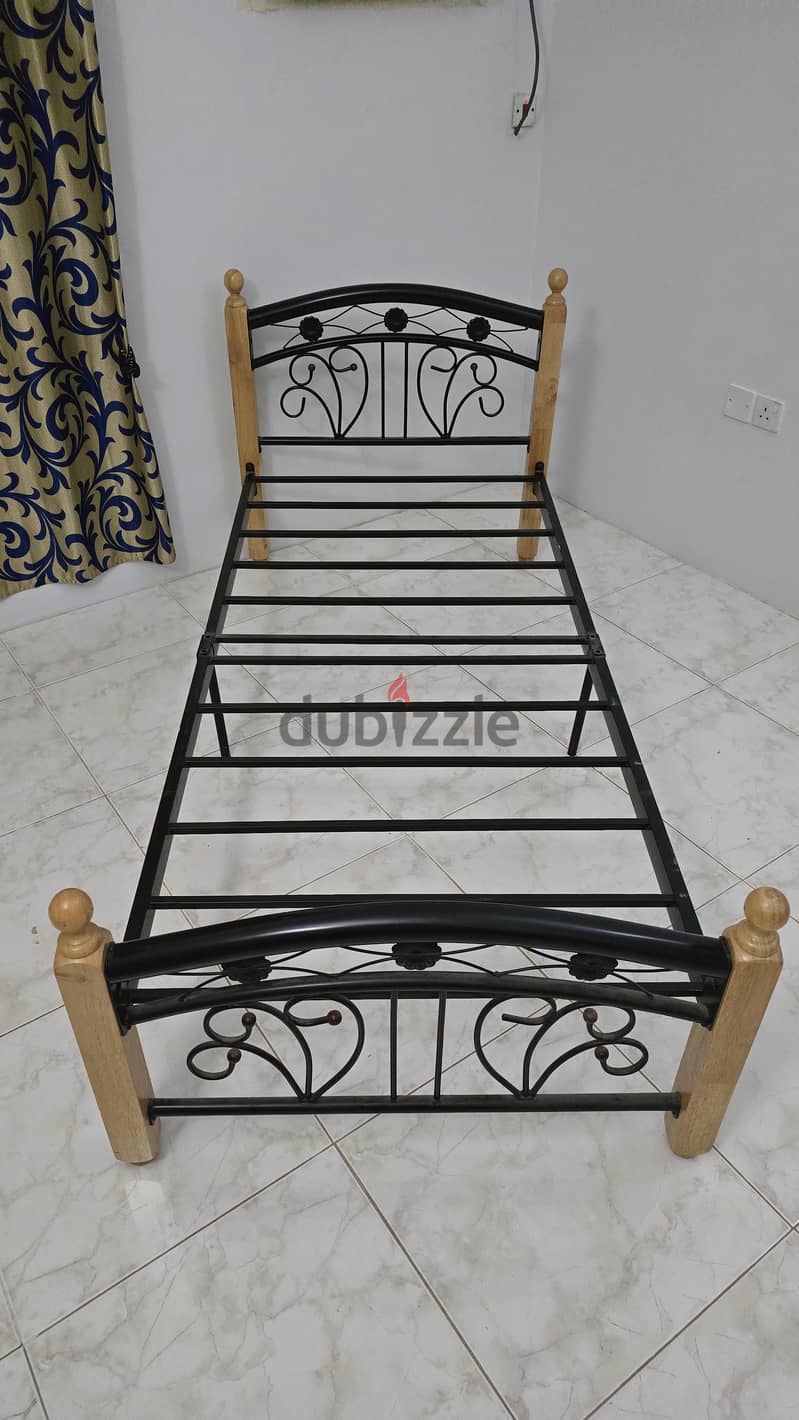 Single cot in very good condition 2