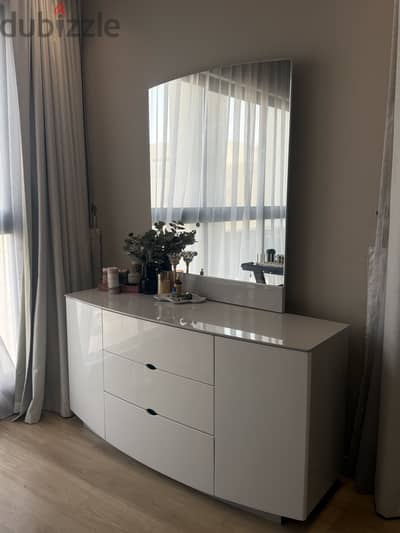 Lux Dresser