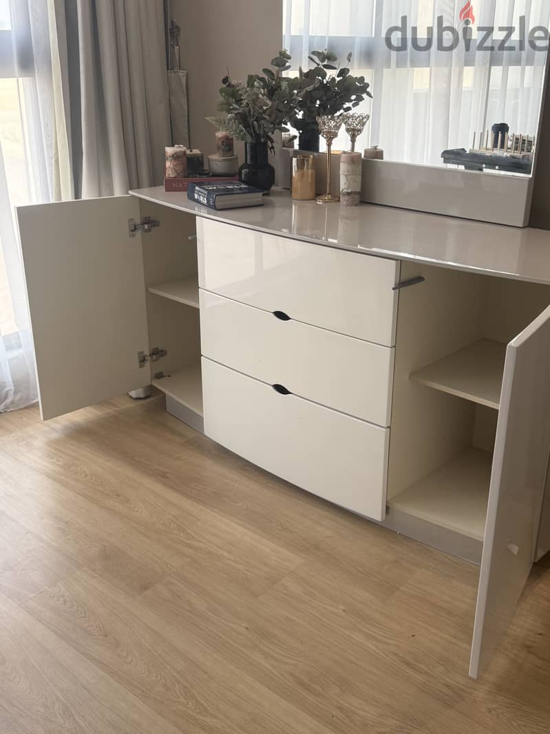 Lux Dresser 1