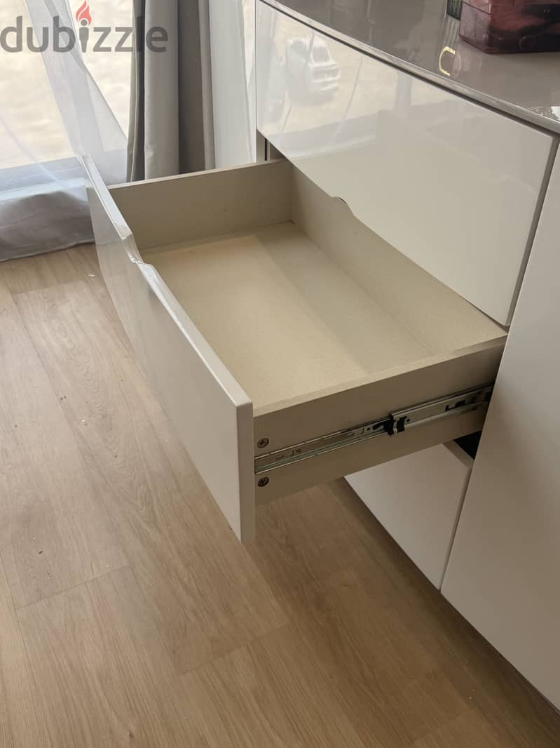 Lux Dresser 2