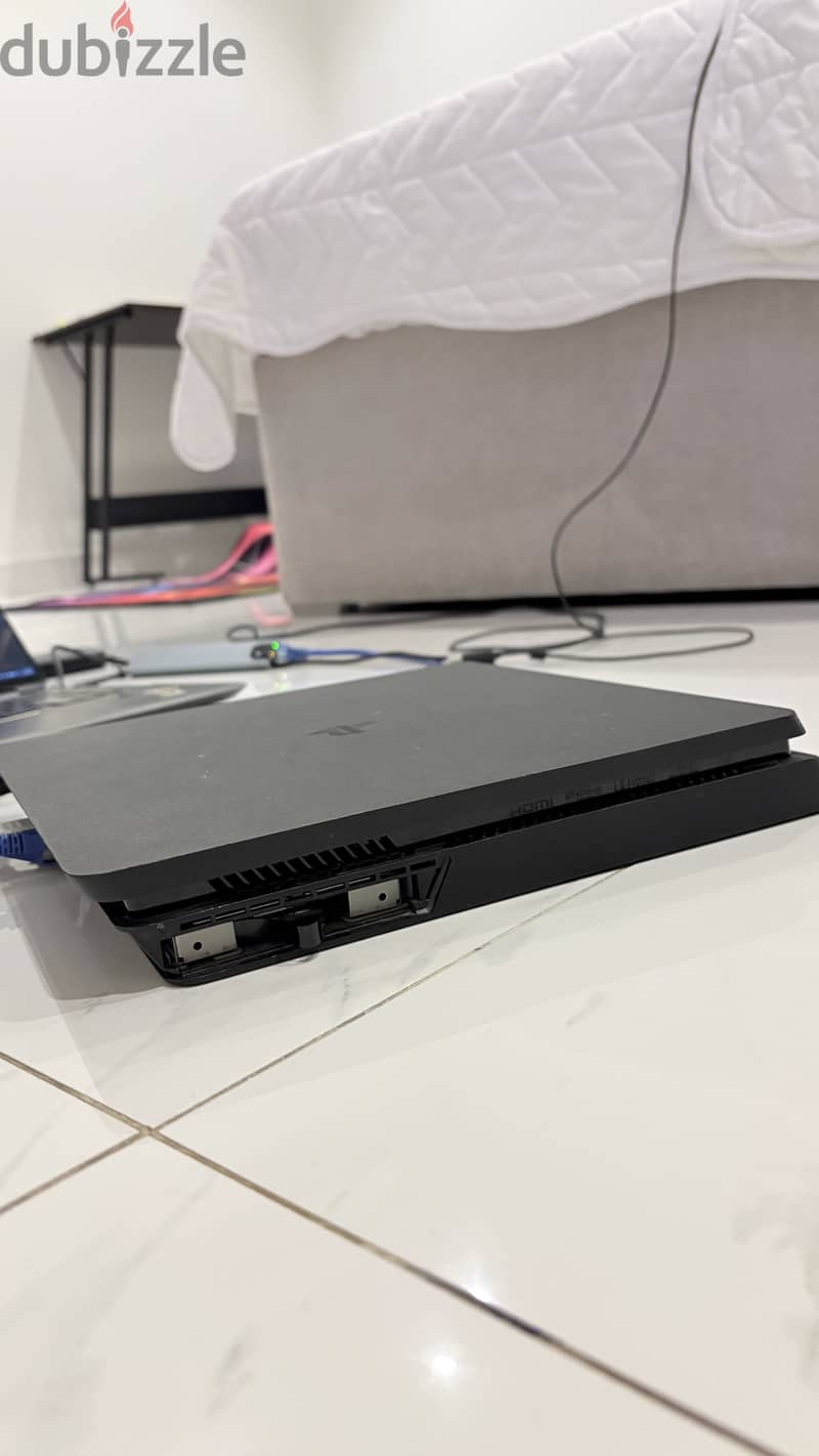 Jailbroken PS4 slim 1 TB 2 original controllers 1