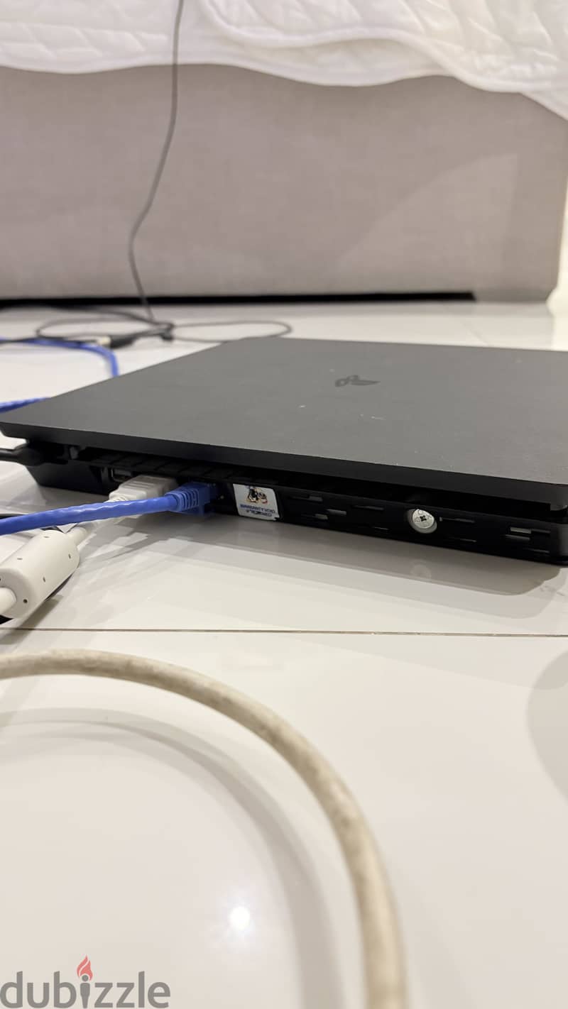 Jailbroken PS4 slim 1 TB 2 original controllers 7
