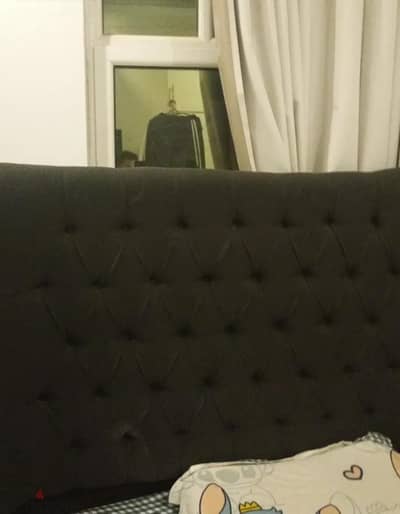 selling head board for 5bd ! and negotiable