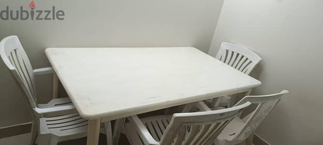 Dining table and 4 plastic chairs