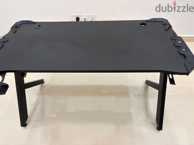 gamimg desk / table