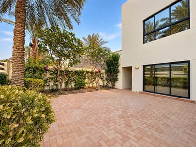 فيلا كبيرة راقية ( نصف مفروشة ) للإيجار في منطقة هادئة وحديثة في سار