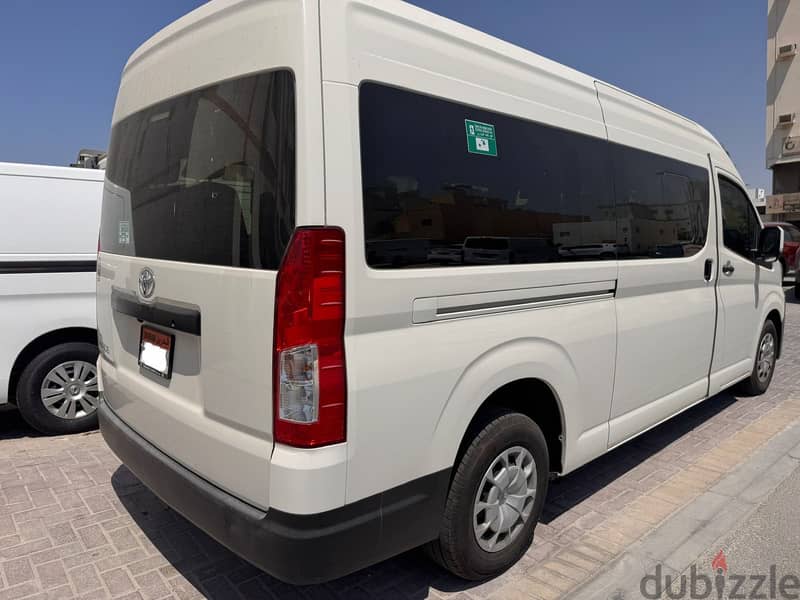 Toyota hiace 2025 -agency condtion. only2000 km 13seater 1