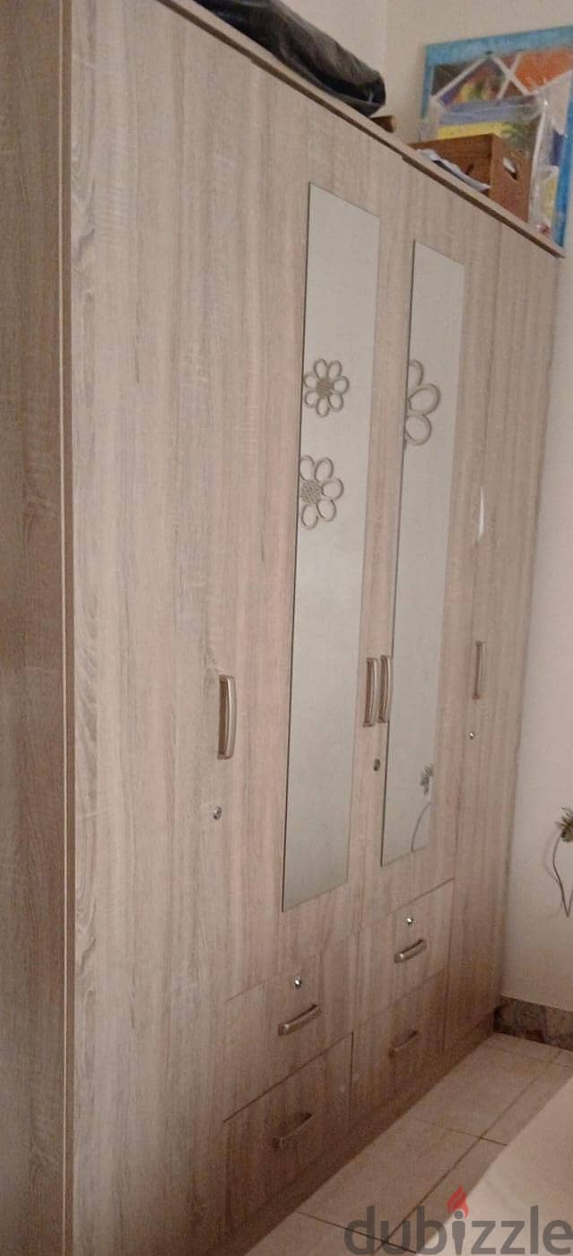 4 door cupboard 1