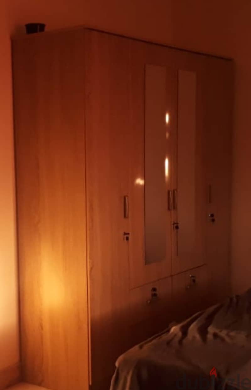 4 door cupboard 2