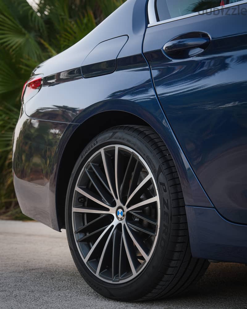 BMW 5-Series 2022 520i 10
