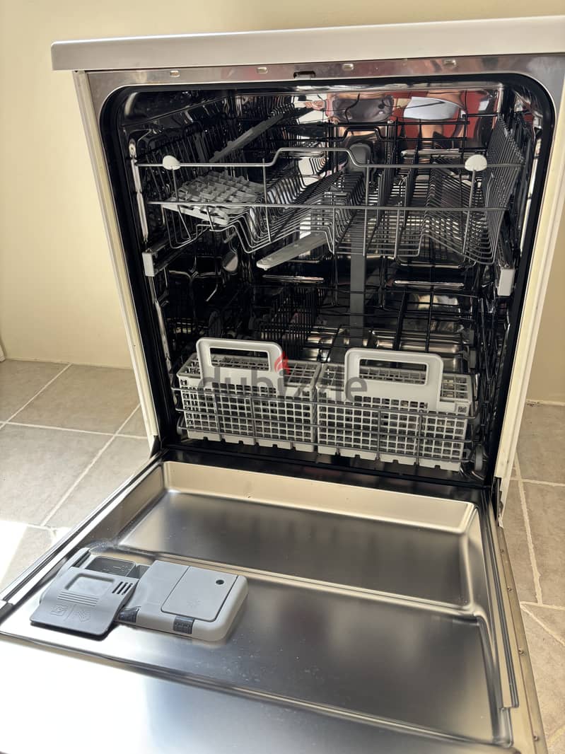 Whirlpool Dishwasher for Sale – Model ADP 4411 1