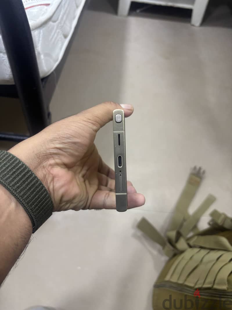 Samsung S24 Ultra 245 only small upside touch beside back a small crac 1
